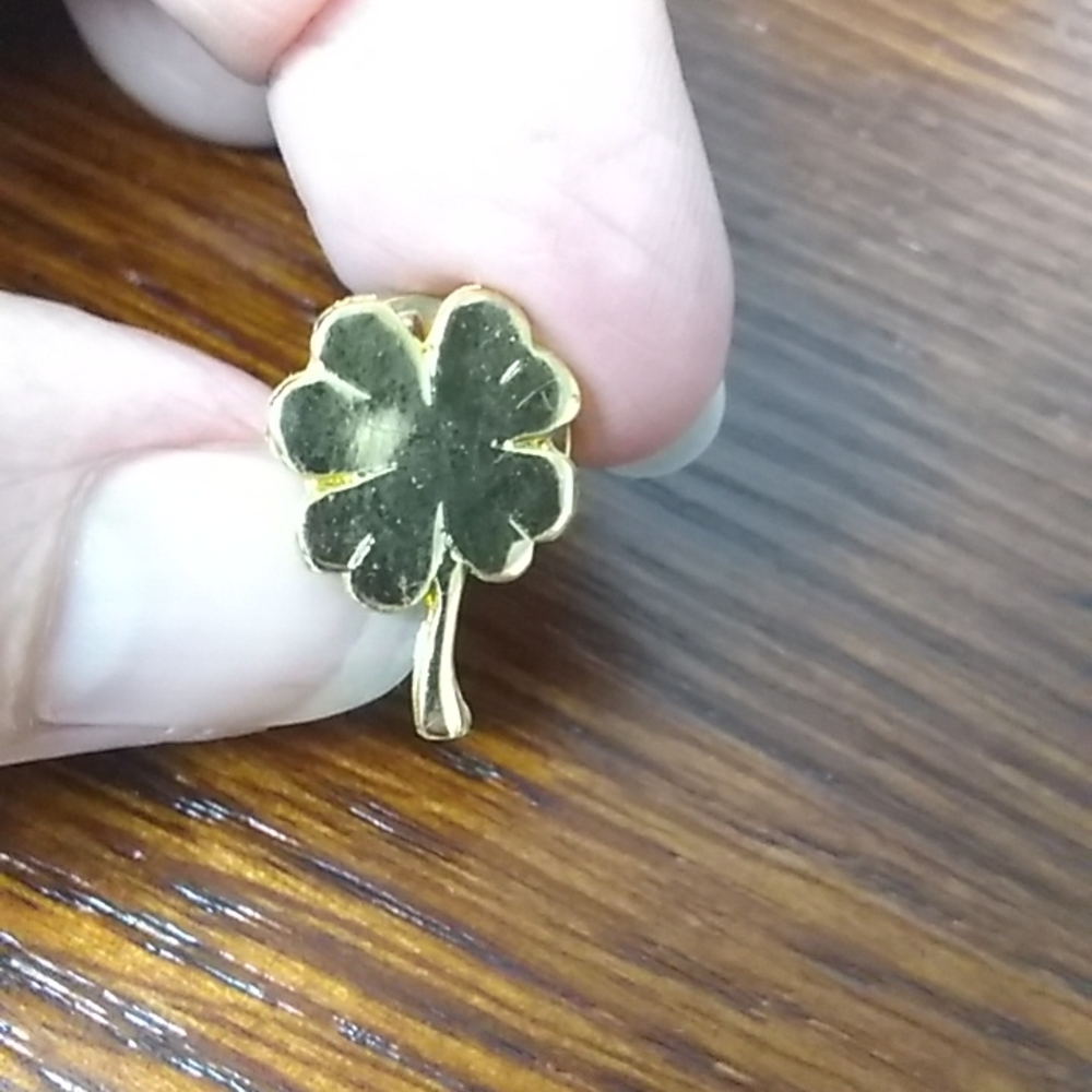 tiny gold 4-leafed clover pinch pin - Picture 1 of 3
